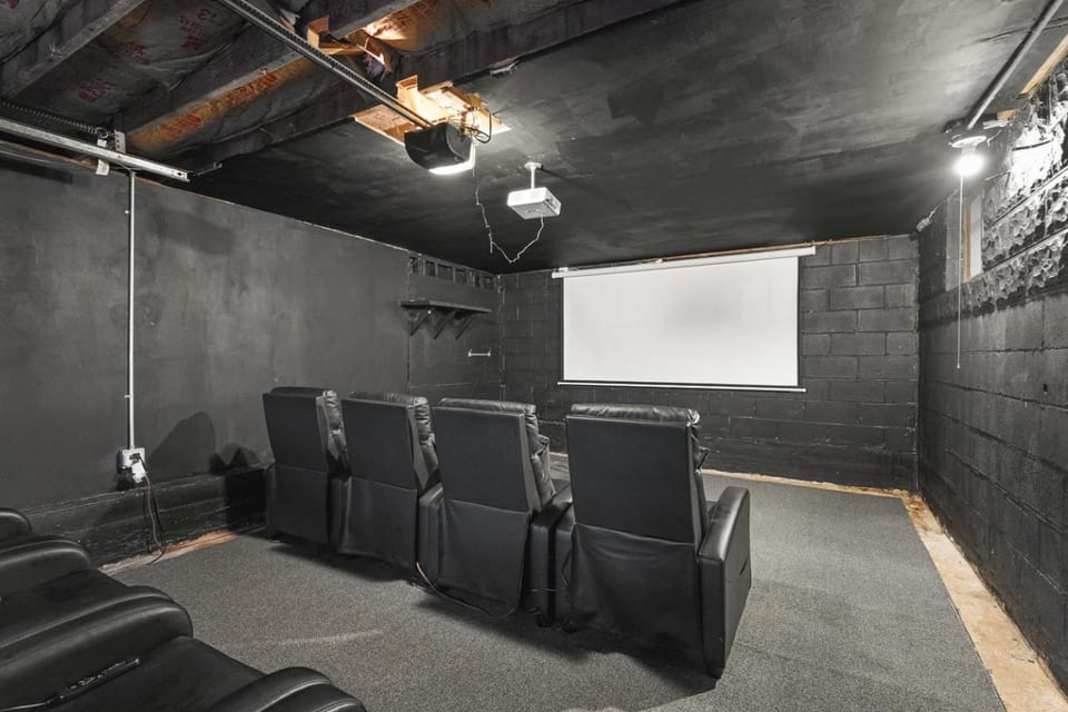 Theater Nights, Game Room & Balcony Delights House in Rockford