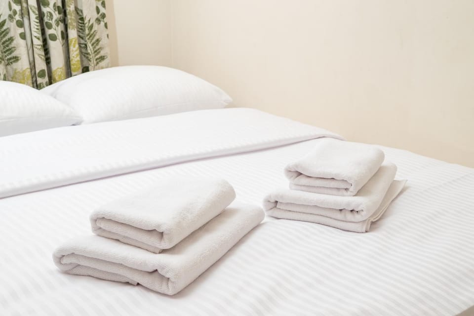 Bed, Photo of the whole room, Bedroom, towels