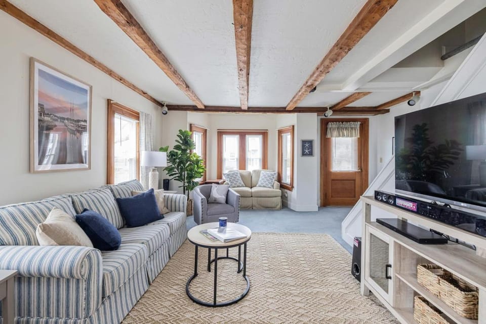 The Beach Hive - Lower Village, Walkable Dock Sq House in Kennebunkport