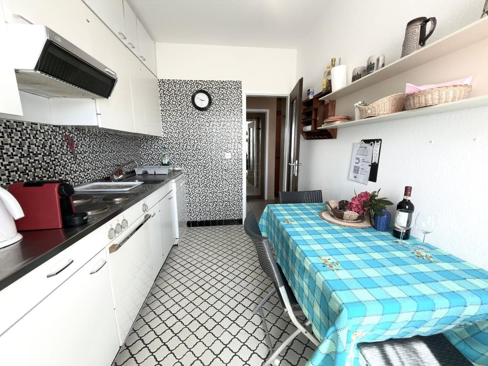 Coffee/tea facilities, Kitchen or kitchenette, dishwasher, oven