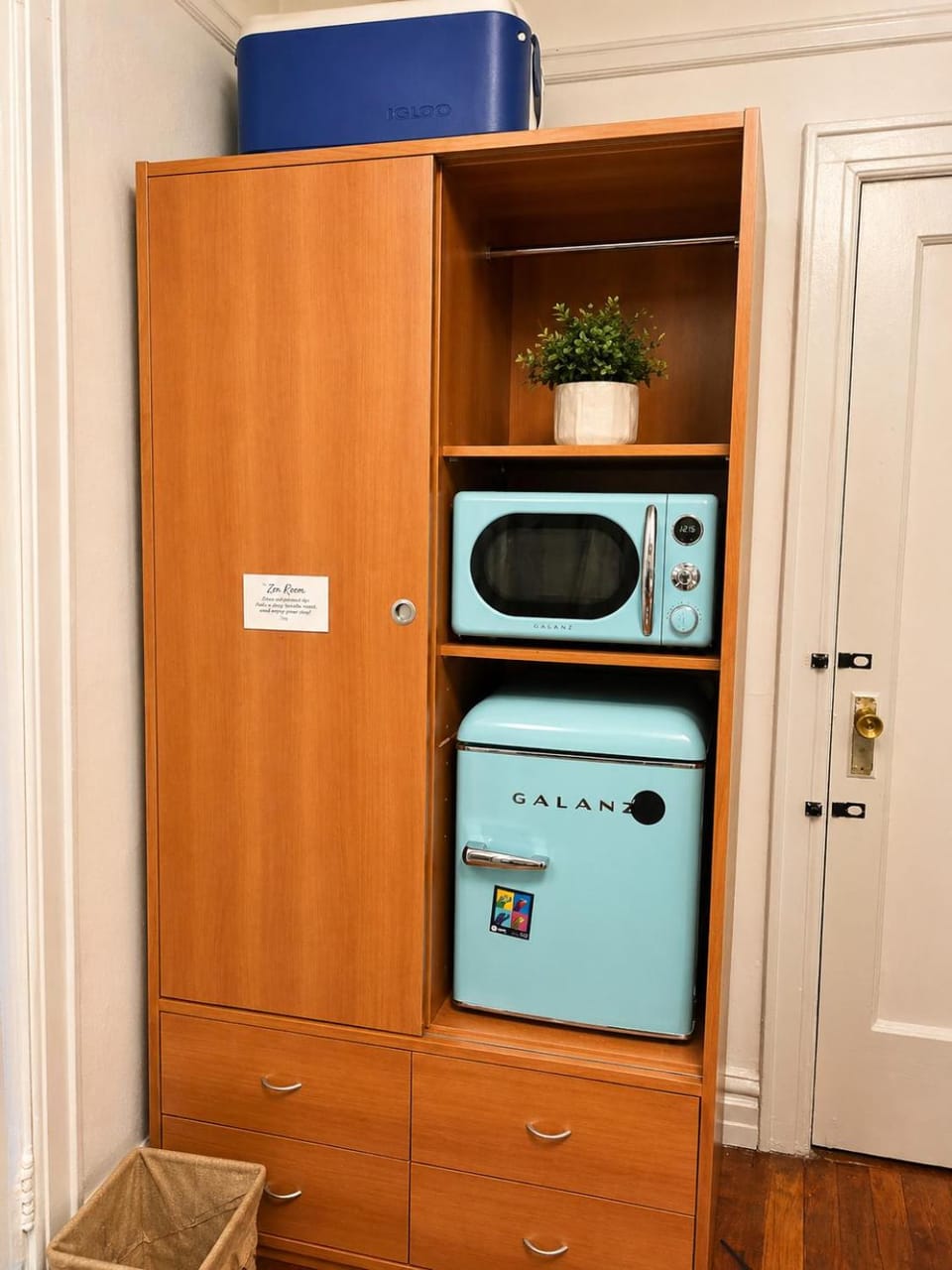 microwave, minibar