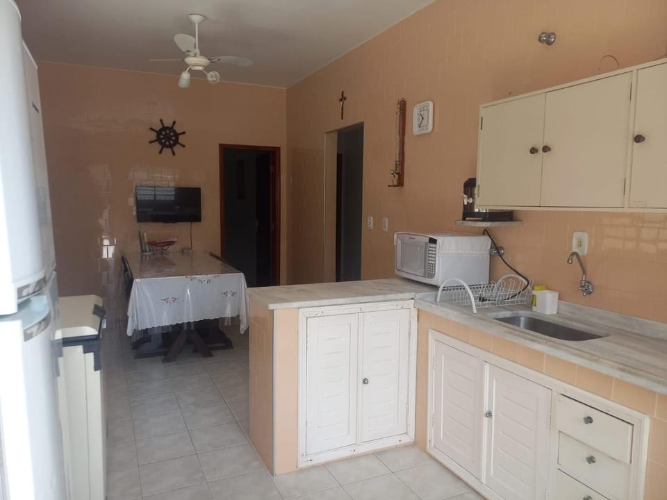 TV and multimedia, Kitchen or kitchenette, Dining area, oven, stove