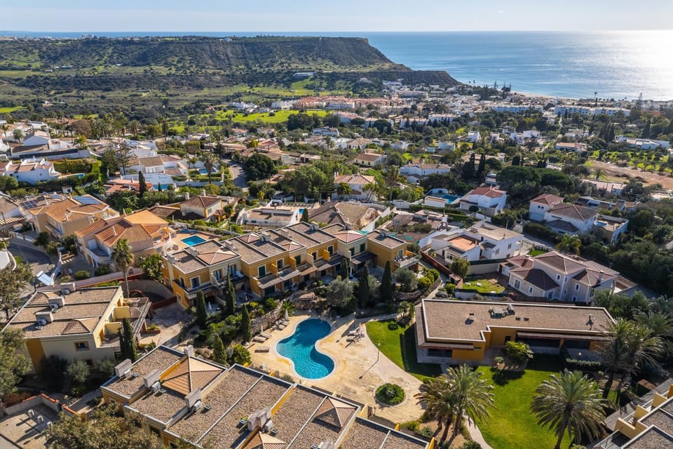 Relaxing Townhouse near Praia da Luz with Pool and Garden Oasis Apartment in Luz