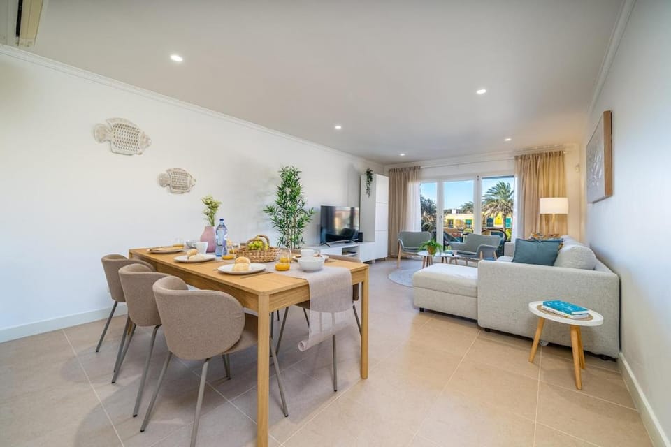 Relaxing Townhouse near Praia da Luz with Pool and Garden Oasis Apartment in Luz