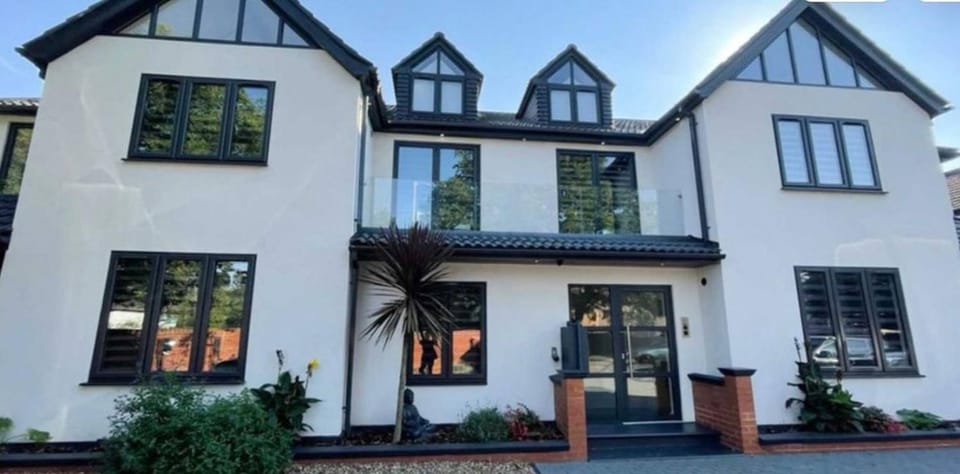 Luxury 2 Bed Penthouse with Views over London with Free Parking Apartment in Uxbridge