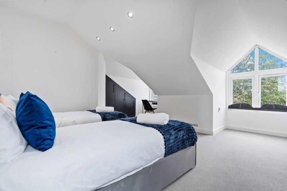 Luxury 2 Bed Penthouse with Views over London with Free Parking Apartment in Uxbridge