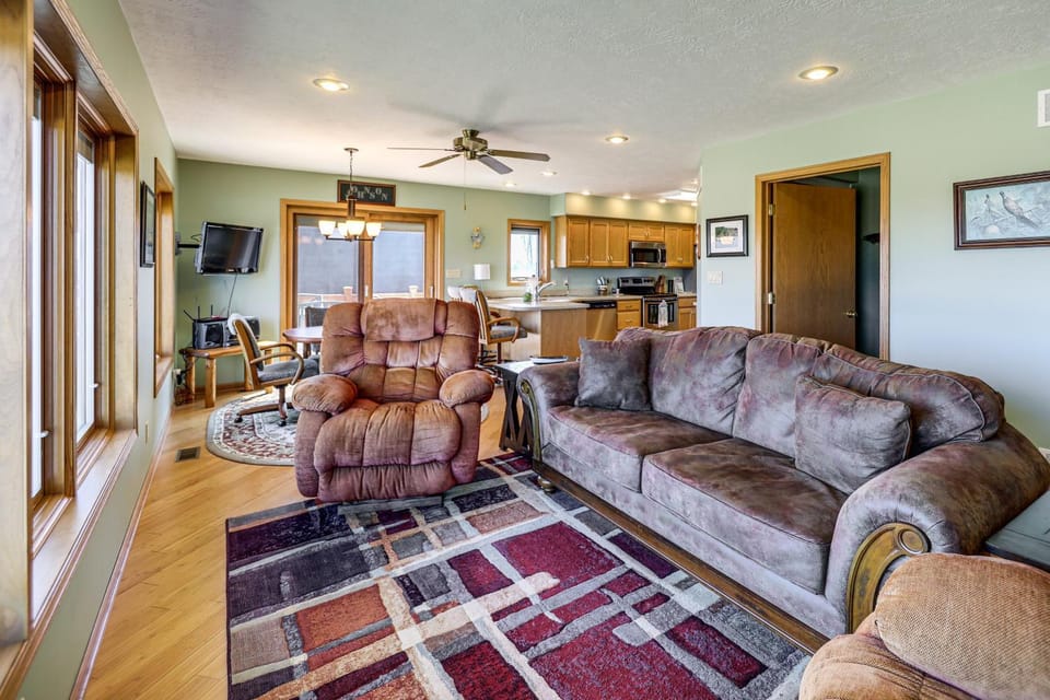 < 1 Mi to Calamus Lake! Group Adventure Base House in Nebraska