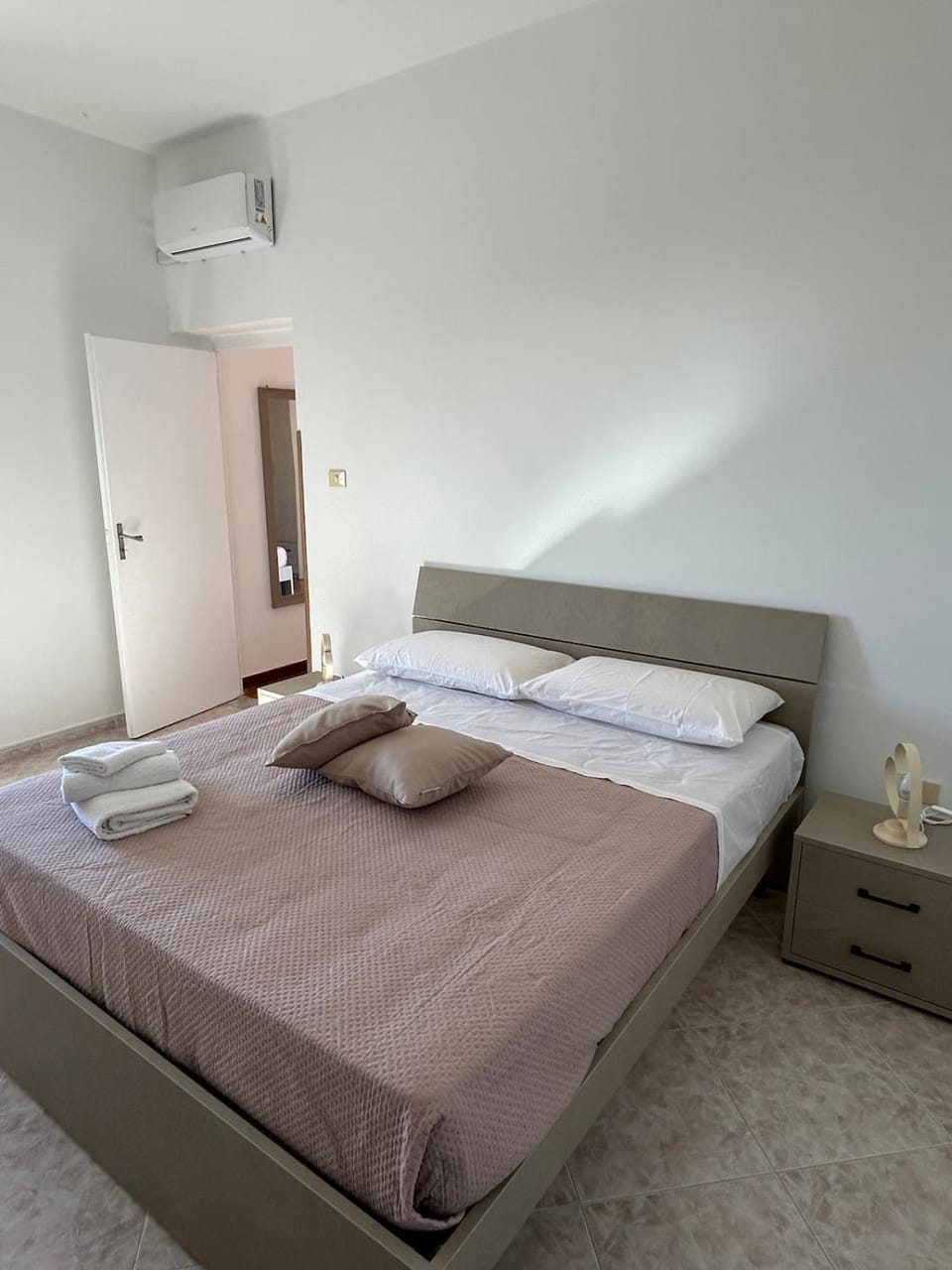 Bedroom, air conditioner