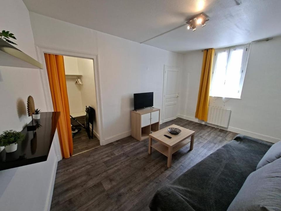 F2 cosy 4 personne proche centre et confort Apartment in Montluçon