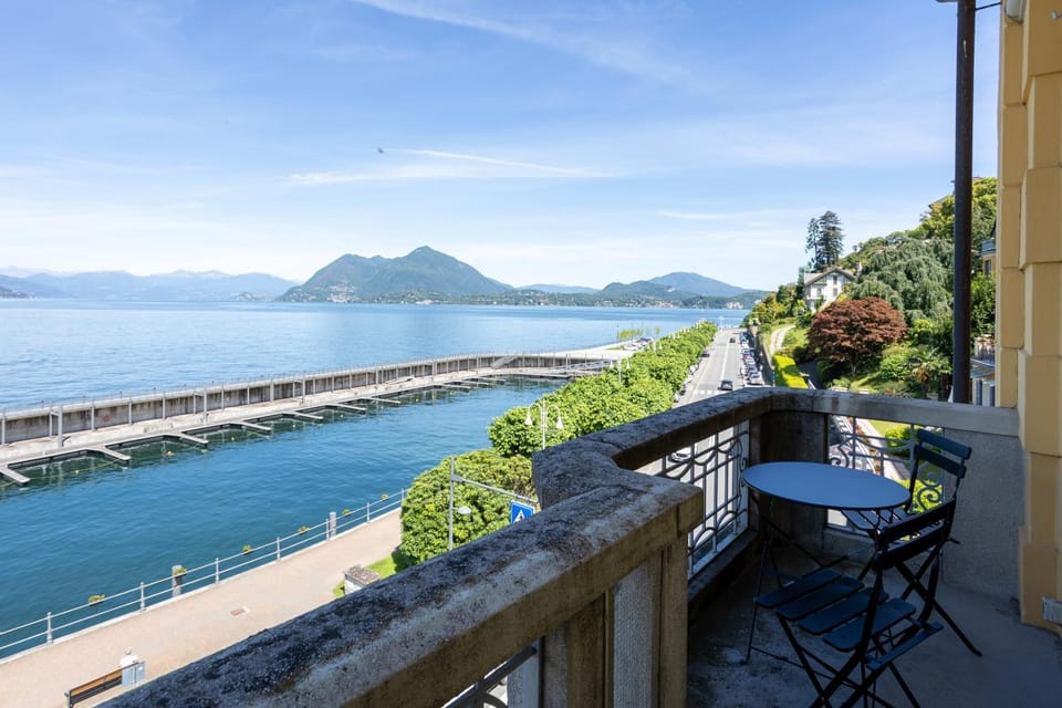 Nearby landmark, Natural landscape, View (from property/room), Balcony/Terrace, Lake view, Mountain view