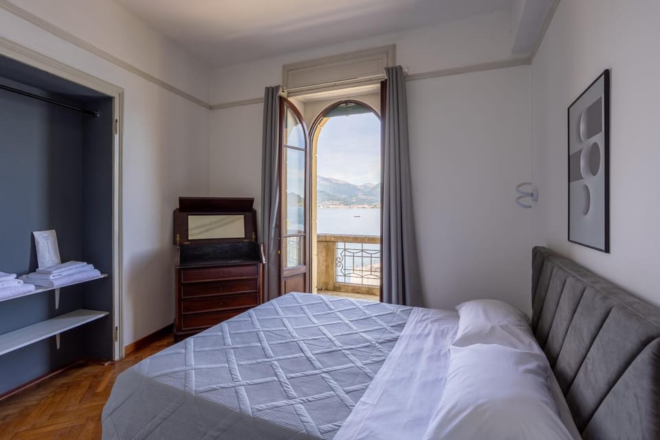 Bed, Natural landscape, Photo of the whole room, towels