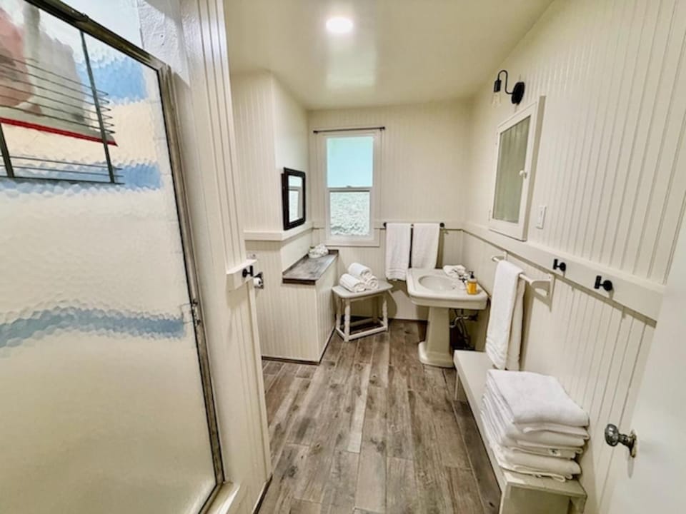 Wishon Cabin - Boat Slip - BBQ, Sleeps 14, Dogs Ok Cabin in Sierra Nevada