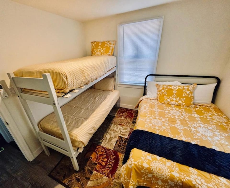 Wishon Cabin - Boat Slip - BBQ, Sleeps 14, Dogs Ok Cabin in Sierra Nevada