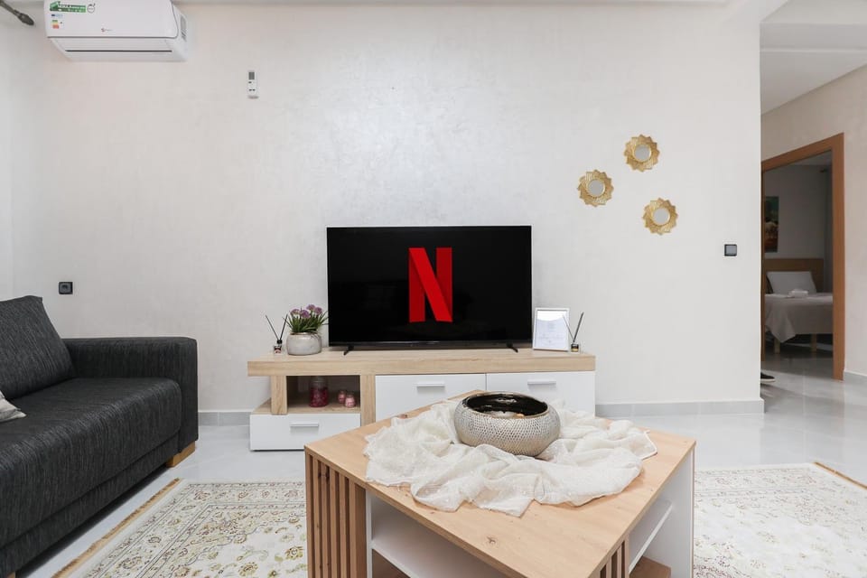 Communal lounge/ TV room, TV and multimedia, Living room, Seating area, air conditioner