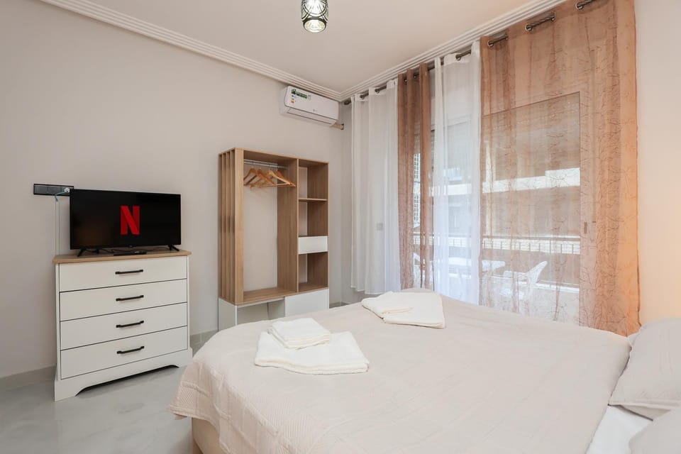 Bed, TV and multimedia, Photo of the whole room, Bedroom, towels, wardrobe