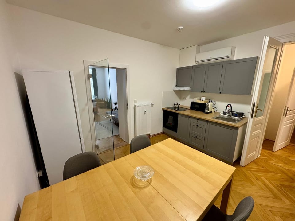 Coffee/tea facilities, Kitchen or kitchenette, Dining area, oven, stove, kitchen