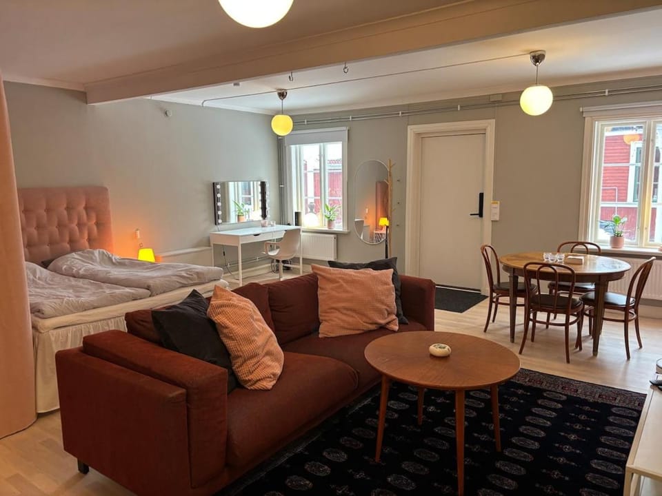 Bed, Photo of the whole room, Seating area, Dining area