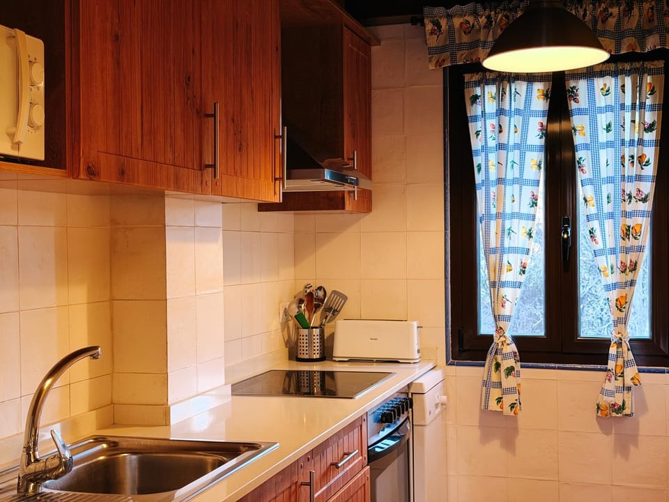 Kitchen or kitchenette, dishwasher, oven, washing machine