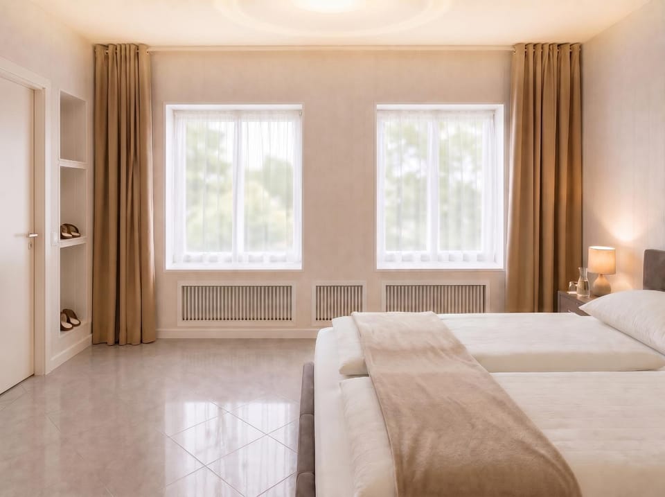 Shower, Toilet, Restaurant/places to eat, Restaurant/places to eat, Bed, Bathroom, TV and multimedia, Bedroom, cot, Parking, hair dryier, heating, internet, minibar, wardrobe