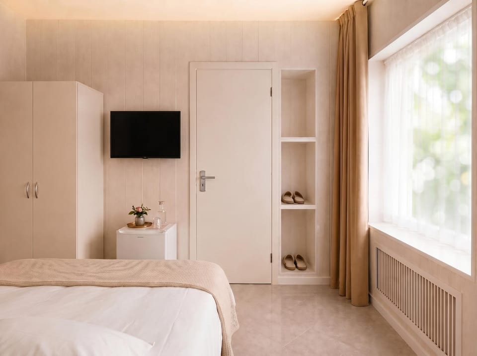 Shower, Toilet, Restaurant/places to eat, Restaurant/places to eat, Bed, Bathroom, TV and multimedia, Bedroom, cot, Parking, hair dryier, heating, internet, minibar, wardrobe