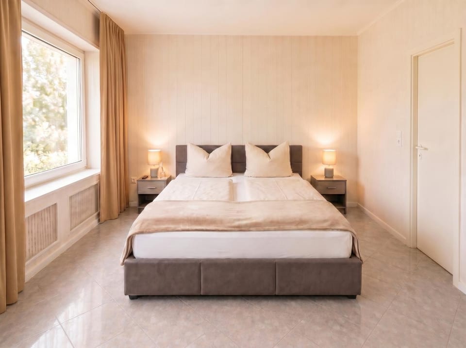 Shower, Toilet, Restaurant/places to eat, Restaurant/places to eat, Bed, Bathroom, TV and multimedia, Bedroom, cot, Parking, hair dryier, heating, internet, minibar, wardrobe