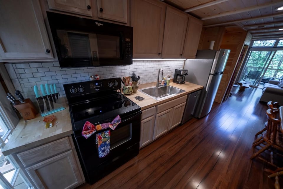 Whimsical A-Frame Secluded Feel, Close to Town House in North Carolina