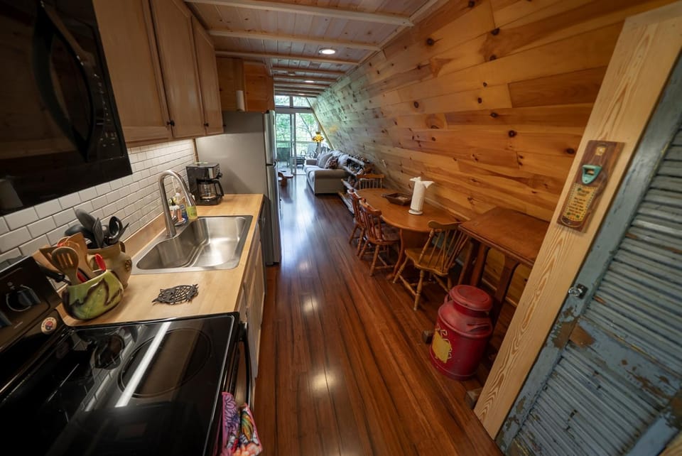 Whimsical A-Frame Secluded Feel, Close to Town House in North Carolina