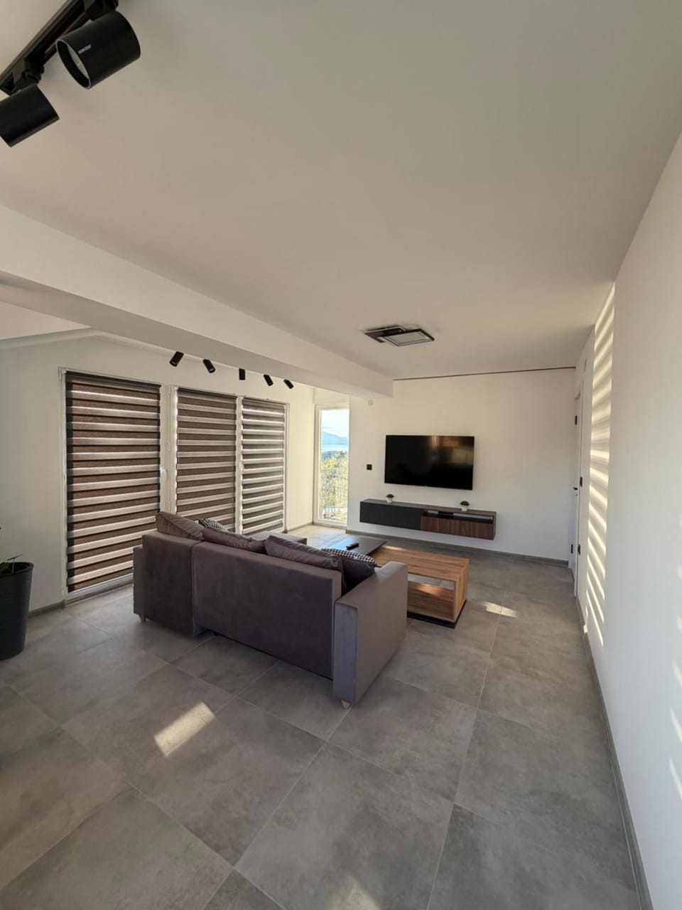 TV and multimedia, Living room, Evening entertainment