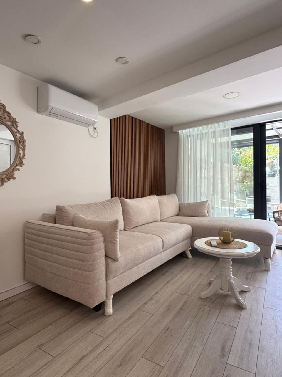 Living room, Seating area, air conditioner