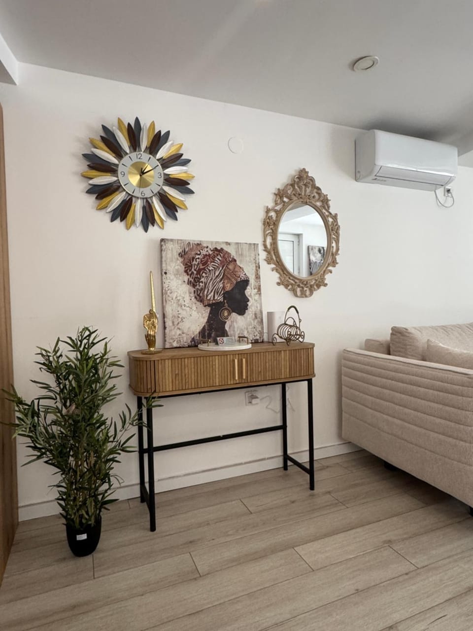 Photo of the whole room, air conditioner