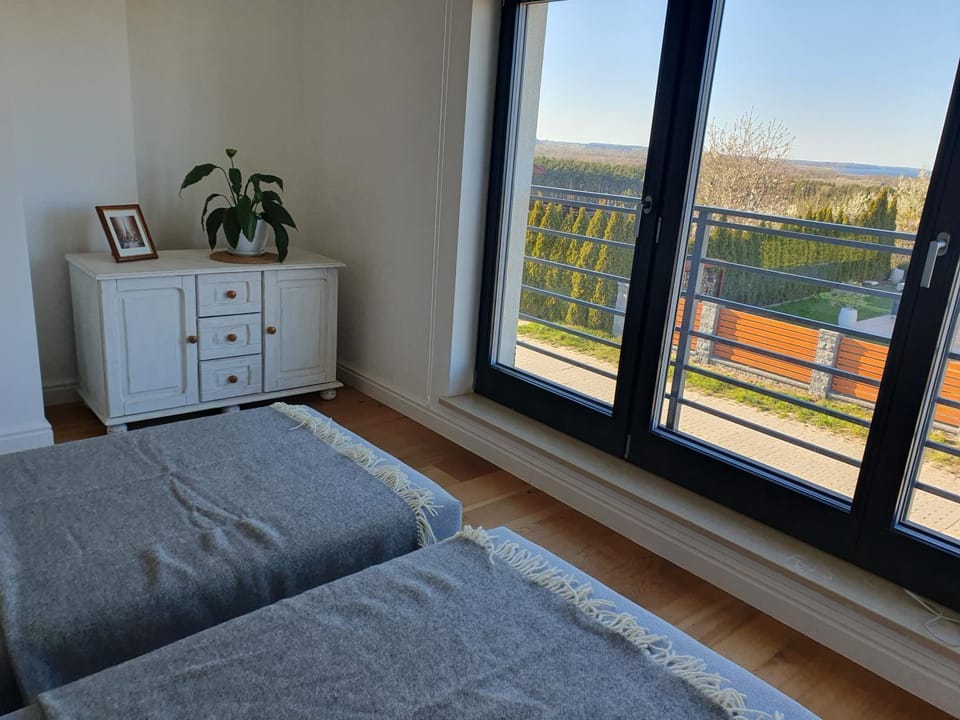 dom piętrowy, 3 sypialnie, salon, aneks kuchenny, ogród z zestawem wypoczynkowym, prywatny podjazd na 2 samochody, Wi-Fi House in Pomeranian Voivodeship