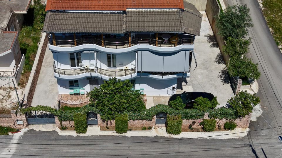 Property building, Day, Neighbourhood, Bird's eye view, Pool view, Street view, Swimming pool, Location, Parking