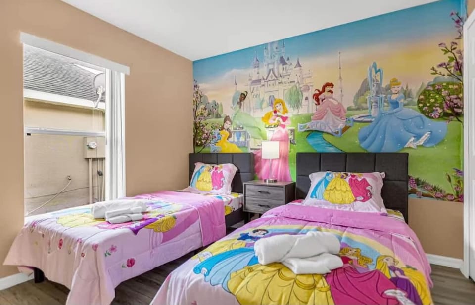 Disney & Universal Escape 4 Bedroom Private Pool Orlando Theme Parks House in Kissimmee