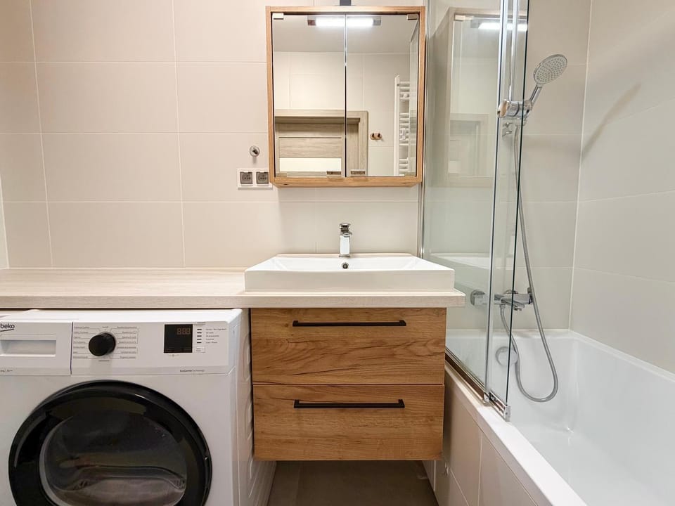Bathroom, Bath, washing machine, dryer