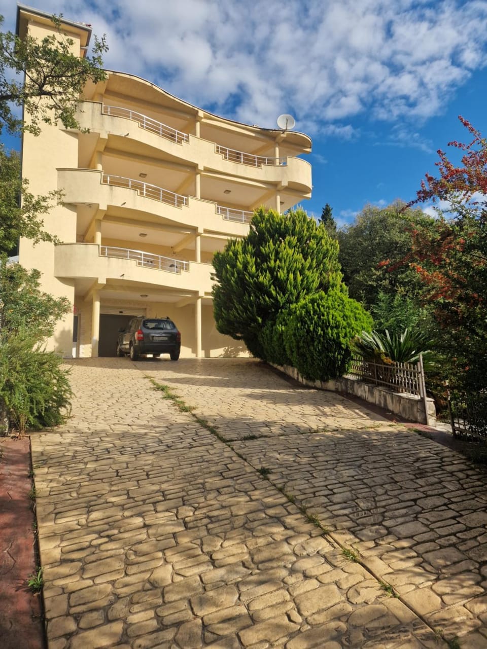 Property building, Garden, Parking