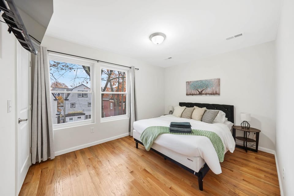 LIV luxury 30 mins to NYC, Near EWR & MetLife Apartment in Irvington