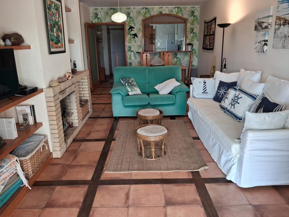Bed, TV and multimedia, Living room, Seating area, Dining area, fireplace, kitchen
