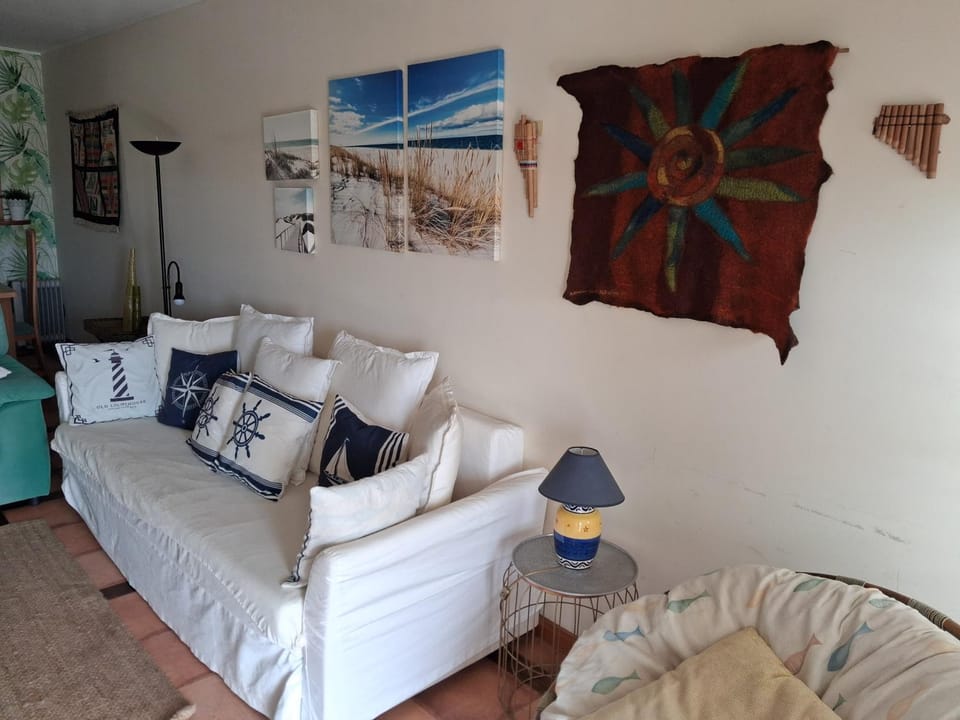 Bed, Living room, Seating area