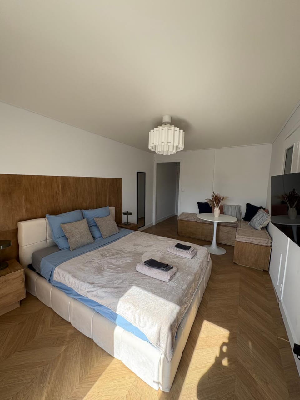 Bed, TV and multimedia, Living room, Photo of the whole room, Seating area, Bedroom