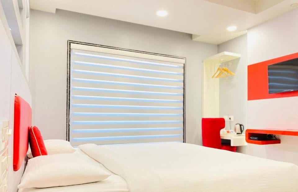 Bed, Kitchen or kitchenette, Photo of the whole room, Bedroom, air conditioner