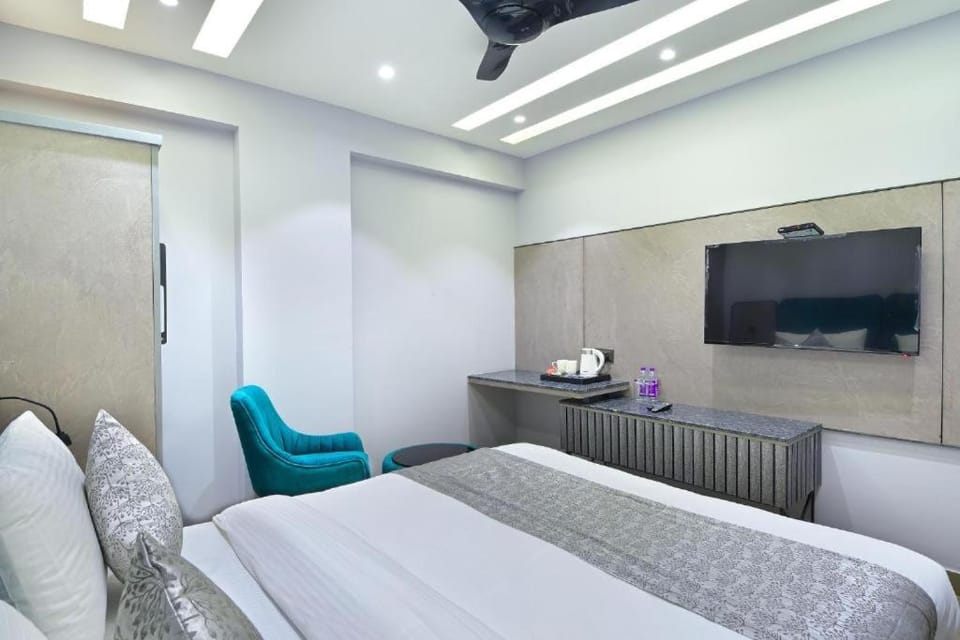 Bed, Living room, Photo of the whole room, Seating area, Bedroom