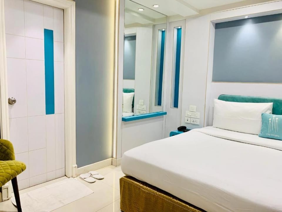 Bed, Bathroom, Photo of the whole room, Bedroom