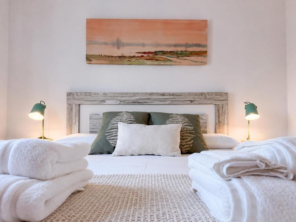 Bed, Bedroom, towels