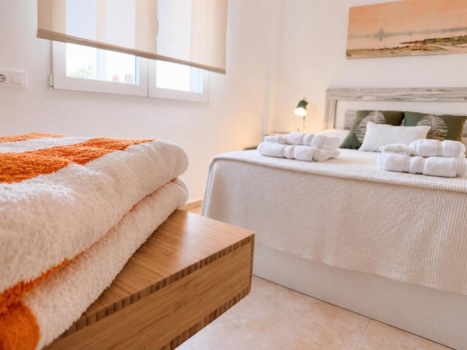 Bed, Decorative detail, Bedroom, towels
