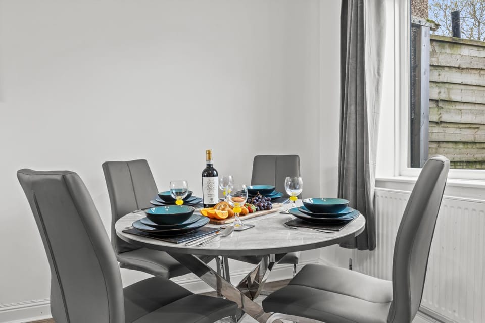 Living room, Seating area, Food