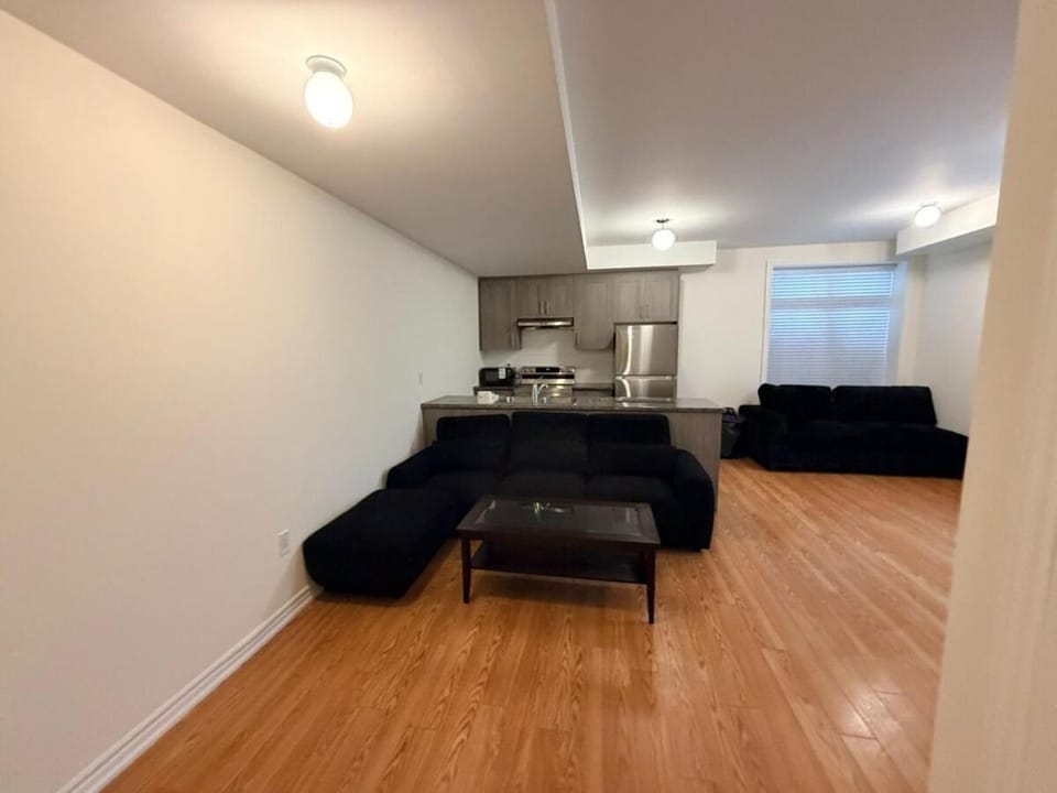 Modern 2 Bedroom Suite Near Airport Free Parking House in Vaughan