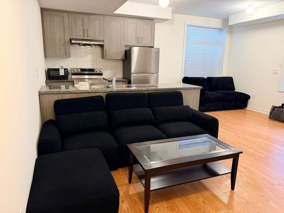Modern 2 Bedroom Suite Near Airport Free Parking House in Vaughan