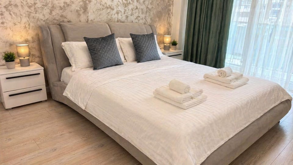 Bed, TV and multimedia, Bedroom, towels