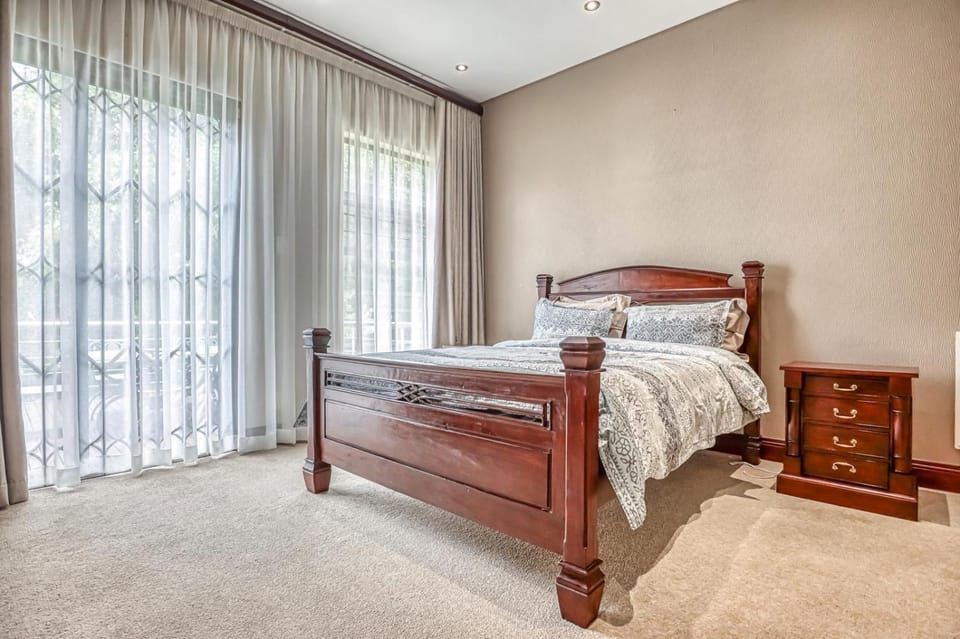 Executive 4 Bedroom Home in Secured Neighborhood - Luxury, Privacy, and Comfort House in Sandton