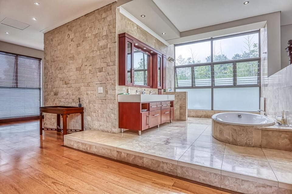 Executive 4 Bedroom Home in Secured Neighborhood - Luxury, Privacy, and Comfort House in Sandton
